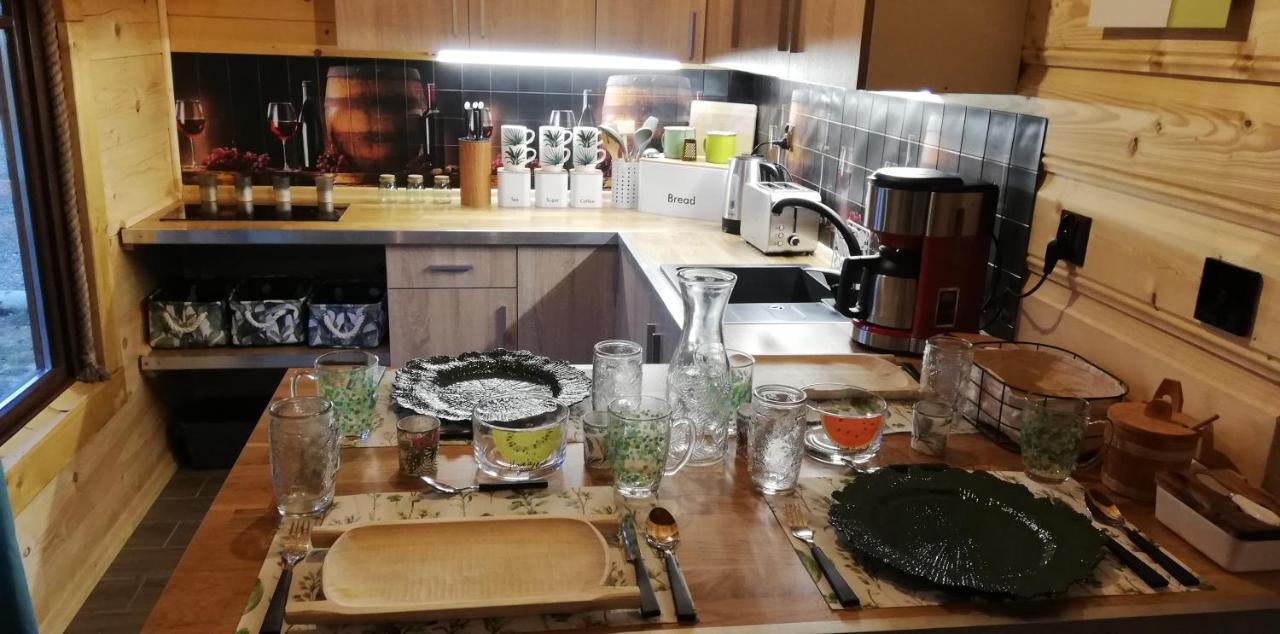Woodorf Drewnem Uslane - Domki Z Bala Nad Rzeka Slupia Wsrod Pol I Lasow Z Chata Grillowa, Ogniskiem I Placami Zabaw Dla Dzieci ウストカ エクステリア 写真